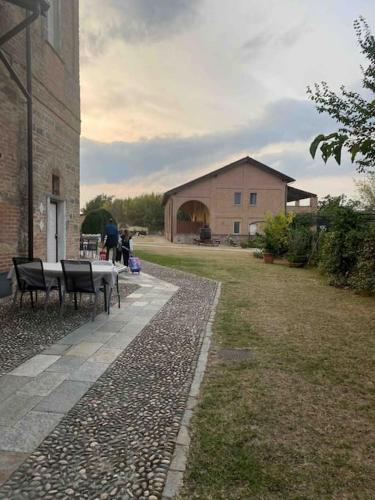 a patio with a table and chairs next to a building at Villetta verde Smeraldo in Vignale Monferrato