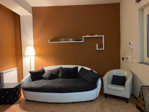 a living room with a couch and a chair at Villetta verde Smeraldo in Vignale Monferrato