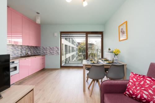 Kuchyňa alebo kuchynka v ubytovaní Bukowska 18 Apartments MTP Poznań by Noclegi Renters
