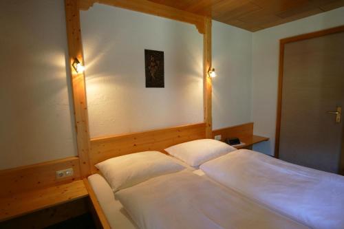 シュルンスにあるFerienwohnungen Stemerのベッドルーム1室(白い枕2つ付きのベッド1台付)