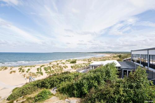 un edificio sulla spiaggia vicino all'oceano di First Camp Karlstorp-Halmstad a Halmstad