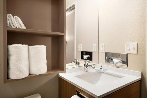 Kylpyhuone majoituspaikassa Microtel Inn & Suites by Wyndham