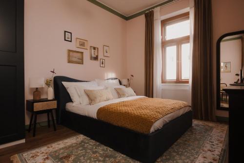 een slaapkamer met een bed en een raam bij Oak House Vienna in Wenen