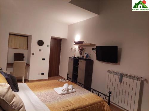 - une chambre avec un lit et des chaussons dans l'établissement Casa Massa, à San Giovanni