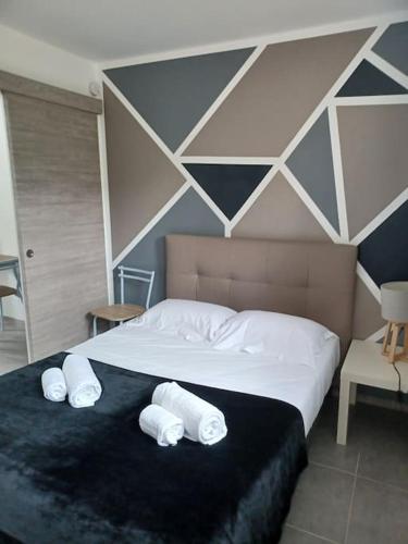 - une chambre avec un lit et 3 serviettes dans l'établissement Mini villa a Lecci, Proche de la mer, à Lecci