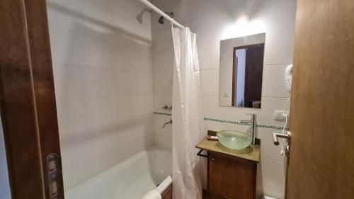 Baño blanco con bañera y lavamanos en Aluen PBA - Andarlibre en San Martín de los Andes