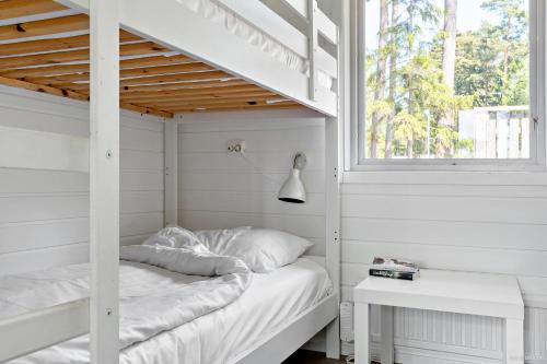 sypialnia z łóżkiem piętrowym i oknem w obiekcie First Camp Kolmården-Norrköping w mieście Kolmården