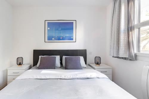 une chambre blanche avec un lit et deux tables de nuit dans l'établissement Nice Flat 5 min walking from the sea, à Nice