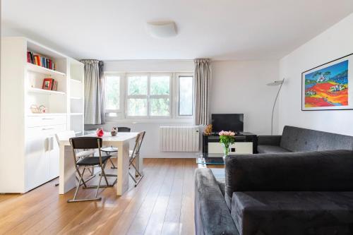 un salon avec un canapé et une table dans l'établissement Nice Flat 5 min walking from the sea, à Nice