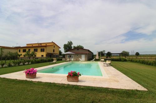 una piscina en medio de un patio en CASA ANGELA, en Castiglion Fiorentino
