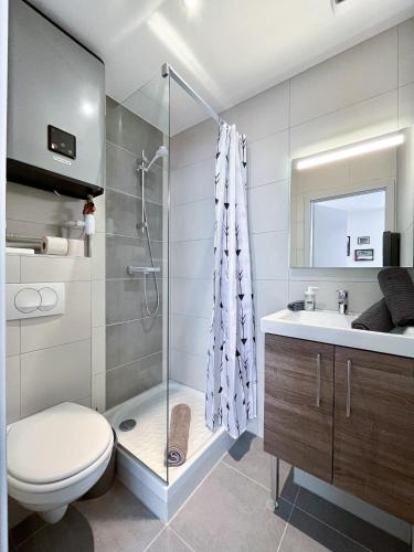 une salle de bain avec une douche, des toilettes et un lavabo dans l'établissement LA MASCOTTE, à Saint-Louis