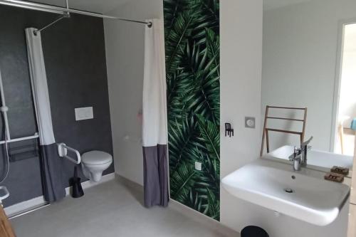 une salle de bain avec une douche, un lavabo et des toilettes dans l'établissement L'endroit : Studio de jardin adapté PMR 40m2, à Aigrefeuille-dʼAunis