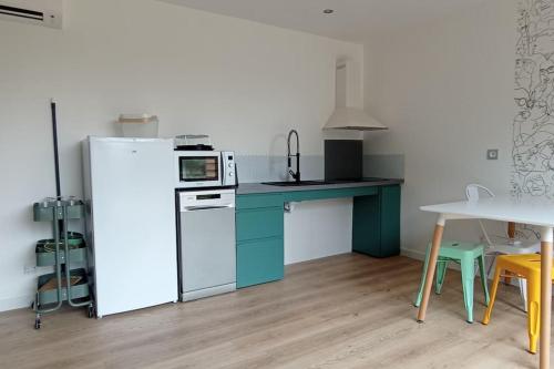 Η κουζίνα ή μικρή κουζίνα στο L'endroit : Studio de jardin adapté PMR 40m2