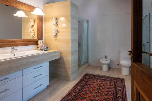 a bathroom with a sink and a toilet at Cruz de Triana in Rancagua