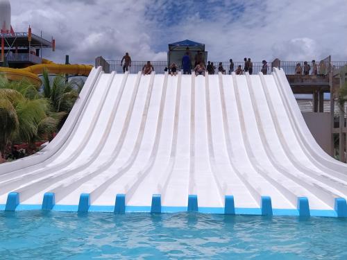 a water slide at a theme park with people on it at APARTAMENTO SPAZZIO DI ROMA com acesso ao ACQUA PARK SPLASH in Caldas Novas