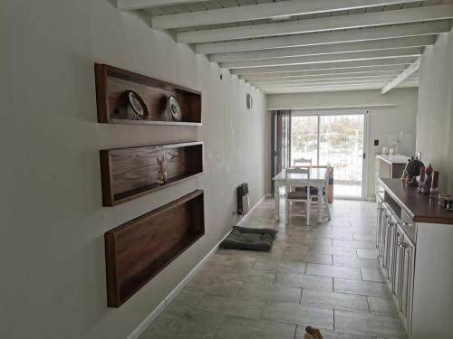 - une cuisine avec un comptoir et une table dans une pièce dans l'établissement Morado, à Luján de Cuyo