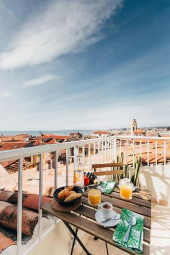 - une table sur un balcon avec vue sur l'océan dans l'établissement #32 Panoramic Sea View over Old Town Terrace & AC, à Nice
