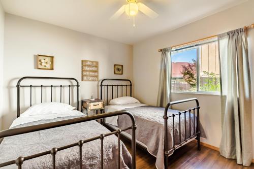 two beds in a bedroom with a window at European Escape in Leavenworth