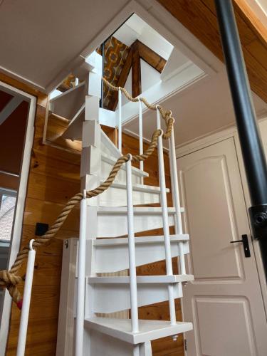 Un escalier en colimaçon blanc dans une petite maison dans l'établissement Drostenstraat 3, à Zwolle