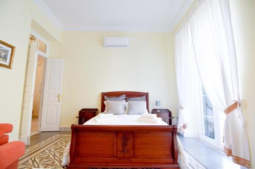 een slaapkamer met een bed en een groot raam bij Letmalaga Soho Apartment in Málaga