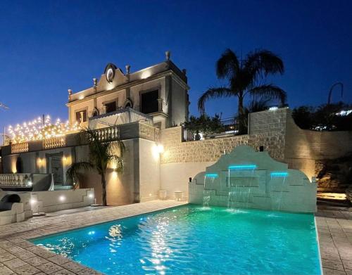 una casa con una piscina di fronte di Villa Corbera Palmaris a Marina di Palma