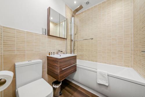 Howburn Residence Serviced Apartments - 1,2& 3 Bedroom Apartments في أبردين: حمام مع مرحاض ومغسلة وحوض استحمام