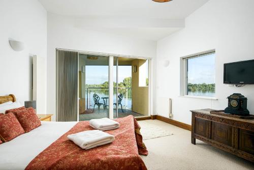 Ένα ή περισσότερα κρεβάτια σε δωμάτιο στο Lakeside family friendly property CW99