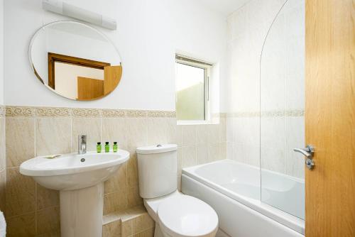 Ένα μπάνιο στο Lakeside family friendly property CW99