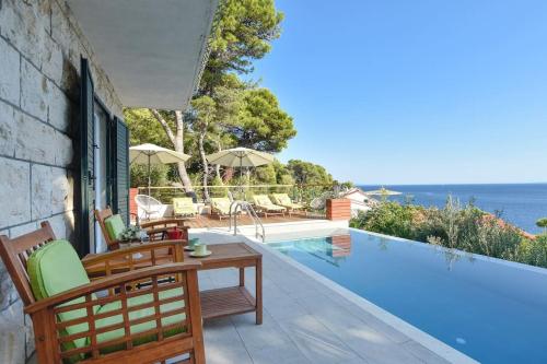 4 bedrooms villa Hvar located 100m from the sea and 1,5 km from Hvar old town