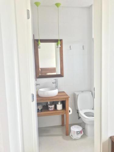 y baño con lavabo y aseo. en Apartamento encantador, 100 m do mar, en Porto Belo