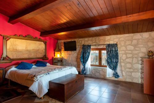 ein Schlafzimmer mit einem großen Bett und einem TV. in der Unterkunft Ai confini dell' Etna private pool in Santa Venerina