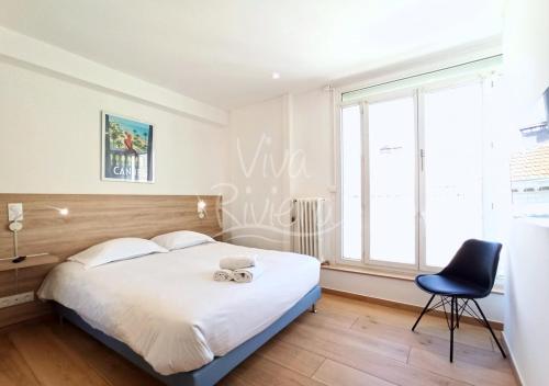 Un pat sau paturi într-o cameră la Viva Riviera - Villa Royale