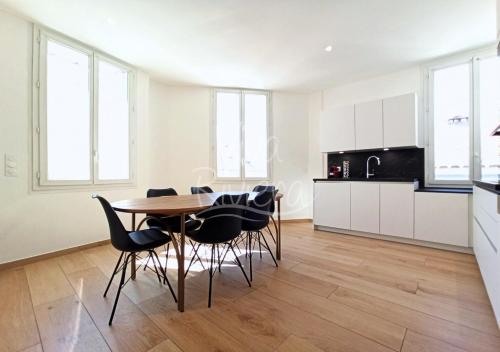 une cuisine et une salle à manger avec une table et des chaises dans l'établissement Viva Riviera - Villa Royale, à Cannes