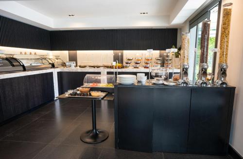 Comida en o cerca de este hotel