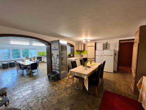 a kitchen and dining room with a table and chairs at Günstige Zimmer im Spessart in Mespelbrunn