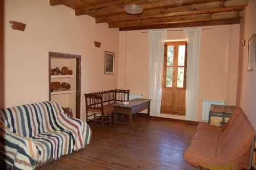 sala de estar con sofá y mesa en CTR. El Convento, en El Bodón