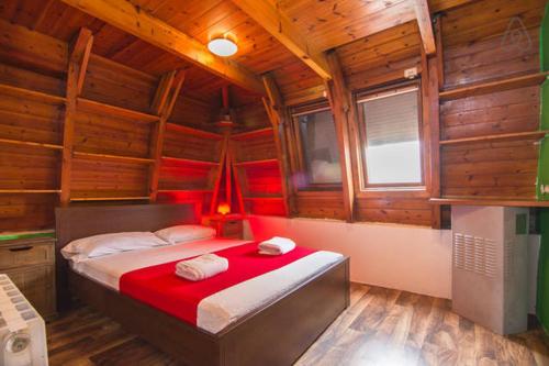 una camera da letto con letto in una camera in legno di Mellow Barcelona a Barcellona