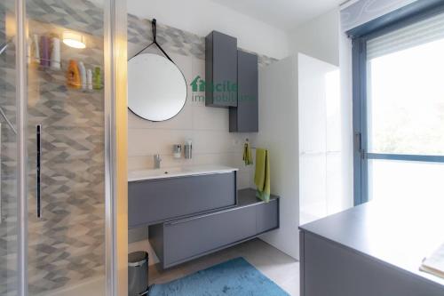 bagno con lavandino e doccia di WELCOME HOME - CAMERA privata in Appartamento Condiviso a RHO a Rho