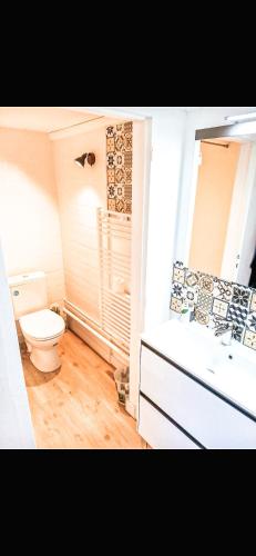 une salle de bain avec toilettes, baignoire et lavabo dans l'établissement Beach house idéale pour famille, 400 m de l’océan, à Labenne