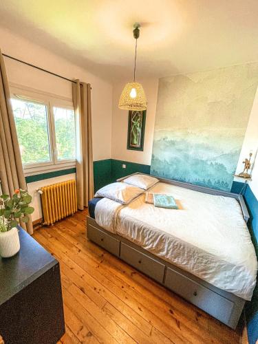 une chambre avec un grand lit dans une pièce dans l'établissement Beach house idéale pour famille, 400 m de l’océan, à Labenne