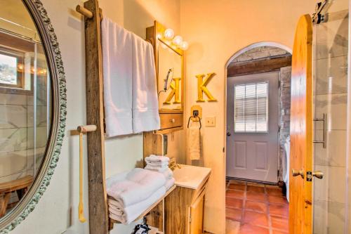 y baño con lavabo y espejo. en Casita Vacation Rental Near Taos with Patio! en El Prado