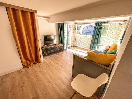 Telewizja i/lub zestaw kina domowego w obiekcie Beach house idéale pour famille, 400 m de l’océan