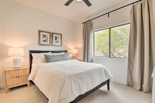 ein Schlafzimmer mit einem Bett und einem großen Fenster in der Unterkunft Pet-Friendly Scottsdale Condo with Pool Access! in Scottsdale