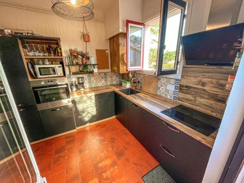 Kuchnia lub aneks kuchenny w obiekcie Beach house idéale pour famille, 400 m de l’océan