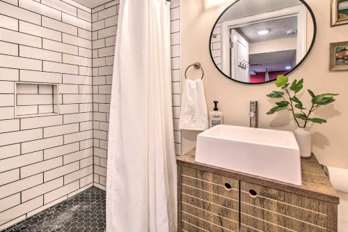 uma casa de banho com um lavatório branco e um espelho. em Stylish Vacation Rental - Walk to ISU! em Normal