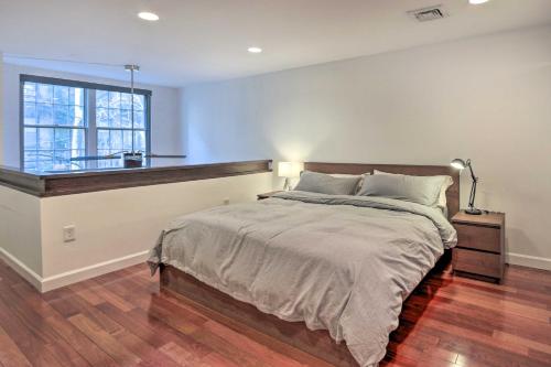 sypialnia z dużym łóżkiem i oknem w obiekcie Hoboken Condo 4 Mi to Times Square! w mieście Hoboken