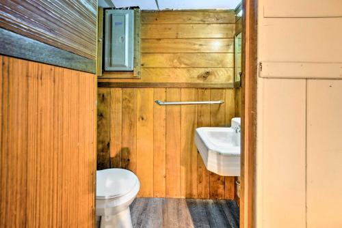 uma casa de banho com um WC e um lavatório em Dearborn Vacation Rental with Private Yard em Dearborn
