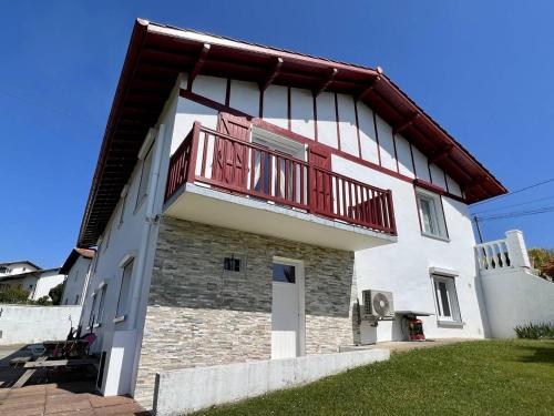 Maison T3 à Ustaritz avec Terrasse et Parking - FR-1-495-7