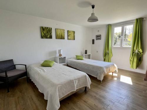 Zimmer mit 2 Betten, einem Stuhl und einem Fenster in der Unterkunft Maison T3 à Ustaritz avec Terrasse et Parking - FR-1-495-7 in Ustaritz