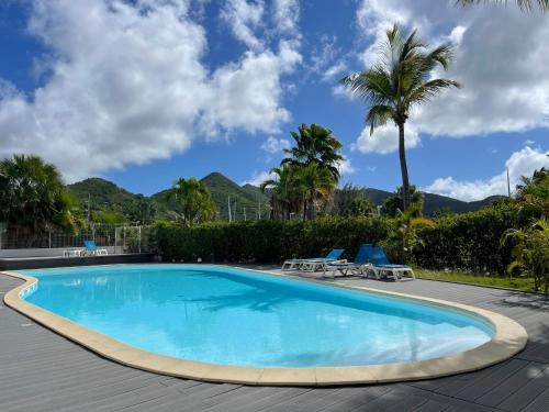 Piscina de la sau aproape de Studio on the beach